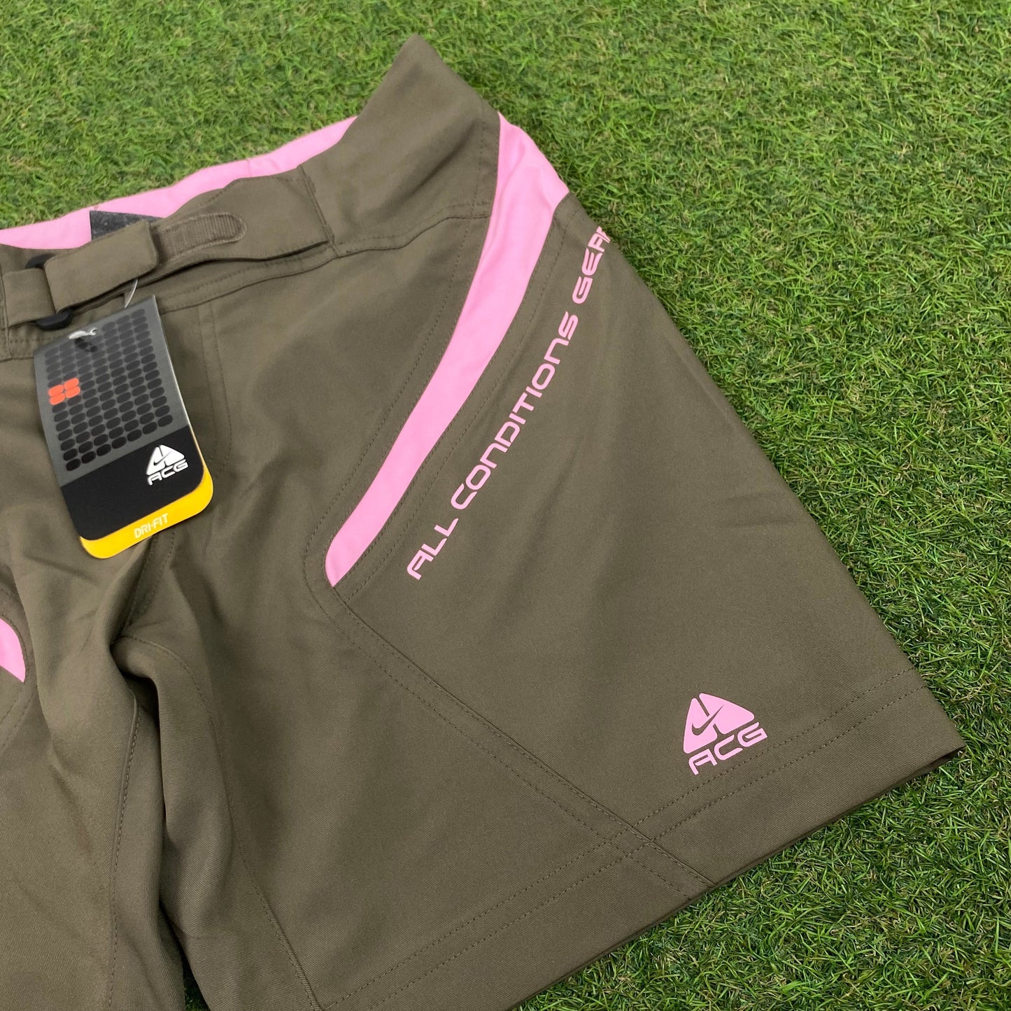 00s Nike ACG Waterproof Shorts Brown Medium